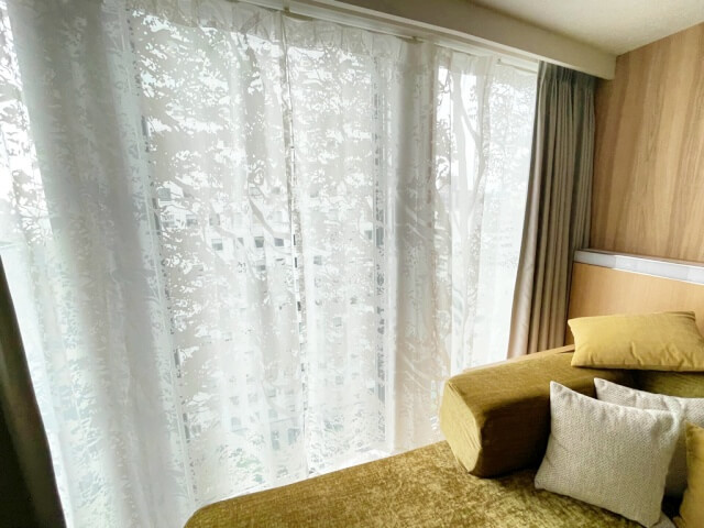 ホテルグランバッハ仙台・ツインルームのカーテンの模様を撮影した画像