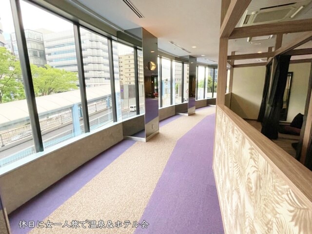 新横浜プリンスホテル2階のコインランドリーへ向かう通路を様子を撮影した画像