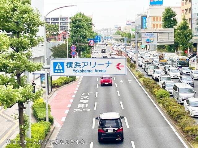 新横浜プリンスホテル前の歩道から横浜アリーナ側へ渡るデッキ橋の上から道路を撮影した画像