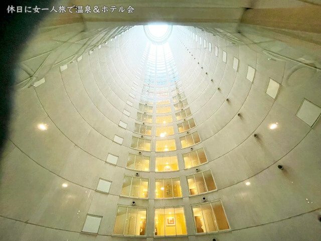 新横浜プリンスホテル吹き抜けエレベーターの様子を撮影した画像
