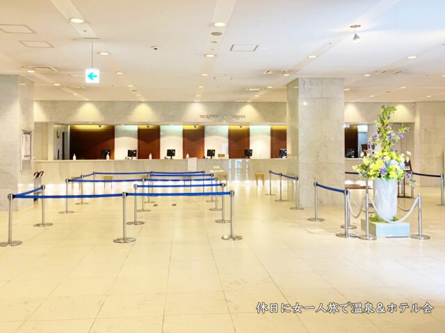 新横浜プリンスホテル1階フロントのチェックインカウンターを撮影した画像