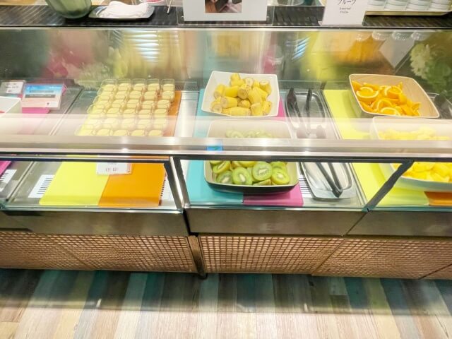 新横浜プリンスホテル朝食ブッフェ【本日の果物・プリン】を撮影した画像