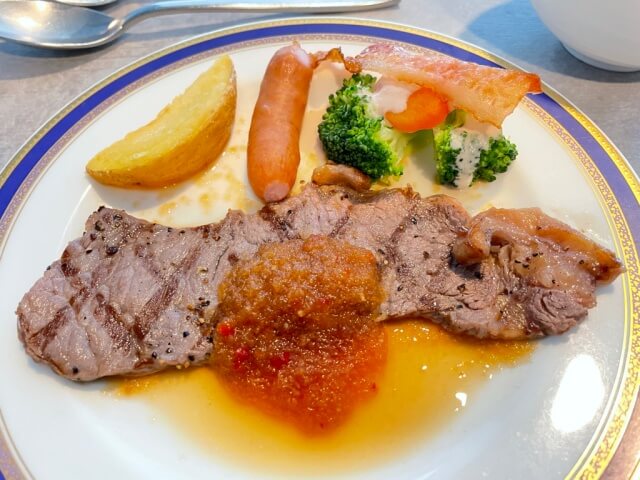 新横浜プリンスホテル朝食ブッフェ【ライブキッチンで焼いてもらった朝ステーキ】を撮影した画像