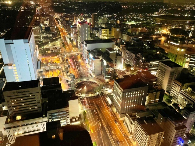 新横浜プリンスホテル・バーラウンジ・トップオブヨコハマの座席から夜景を撮影した画像