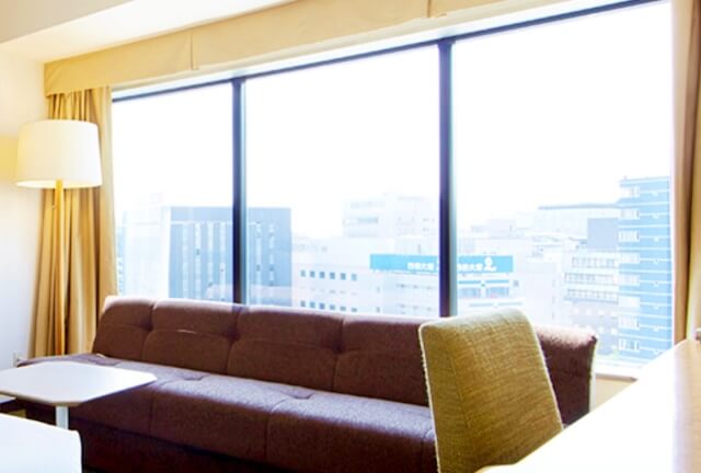 新横浜プリンスホテルで宿泊したシングルルーム・窓からの眺望とソファを撮影した画像