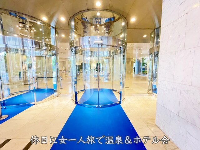 新横浜プリンスホテル【正面エントランスと青いカーペット】を撮影した画像