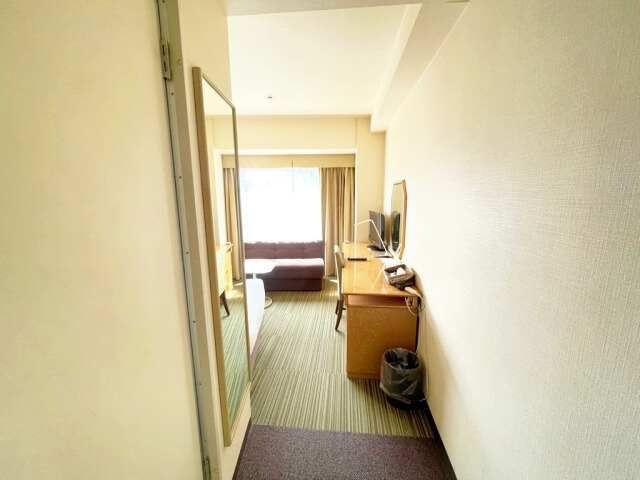 新横浜プリンスホテル【宿泊したシングルルームの入口から部屋の様子】を撮影した画像