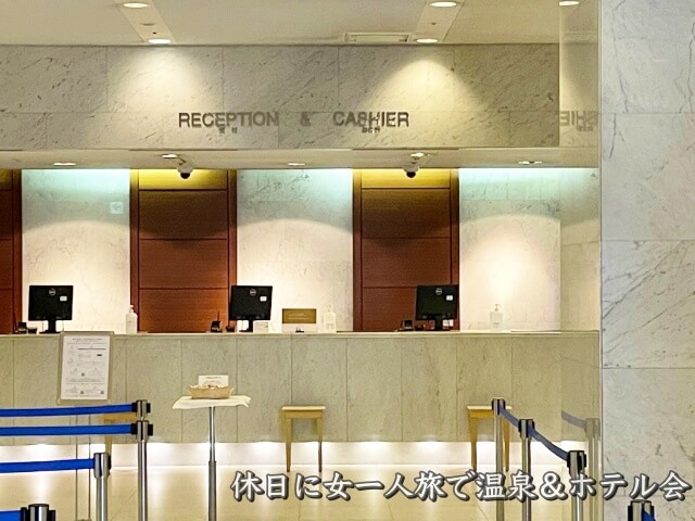 新横浜プリンスホテル1階【チェックイン・カウンターの様子】を撮影した画像
