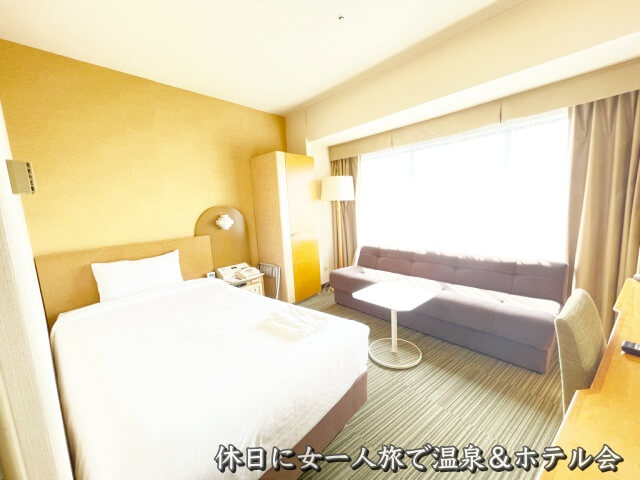 新横浜プリンスホテル【最安値シングルルーム・テレビ側からベッドと窓・ソファ】を撮影した画像
