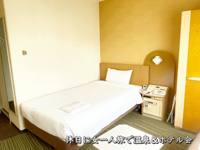 新横浜プリンスホテル【シングルルームのベッドと枕元のサイドテーブルを】を撮影した画像