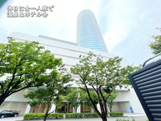正面入口前から新横浜プリンスホテル外観を撮影した画像