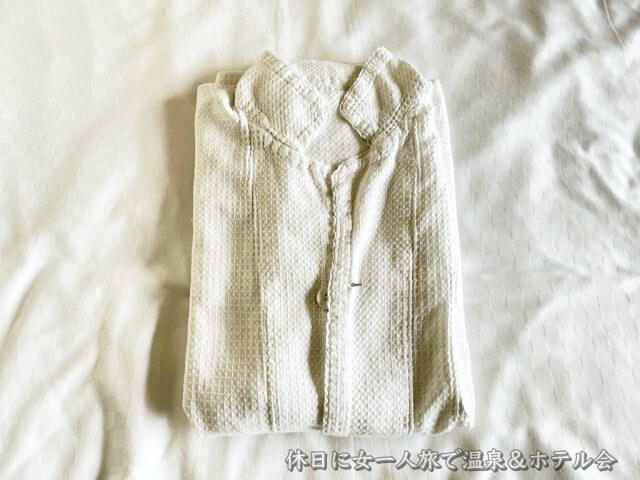 新横浜プリンスホテル【畳まれてベッド上に用意されたパジャマ】を撮影した画像