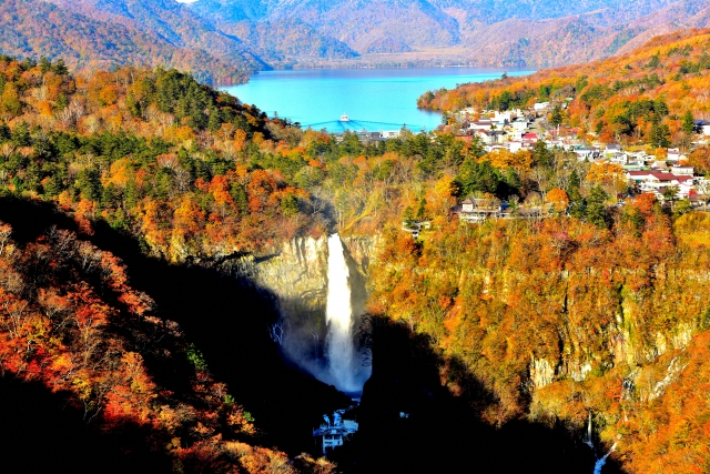 中禅寺湖から華厳の滝へと水が流れこむ様子