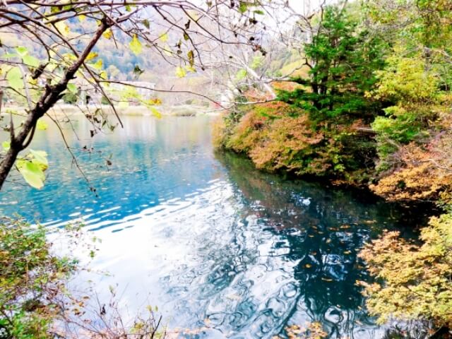 湯ノ湖の水の色
