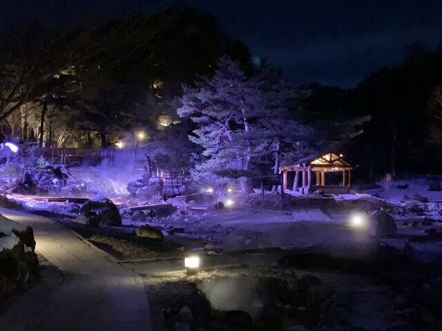 西の河原公園の夜ライトアップの様子・草津温泉