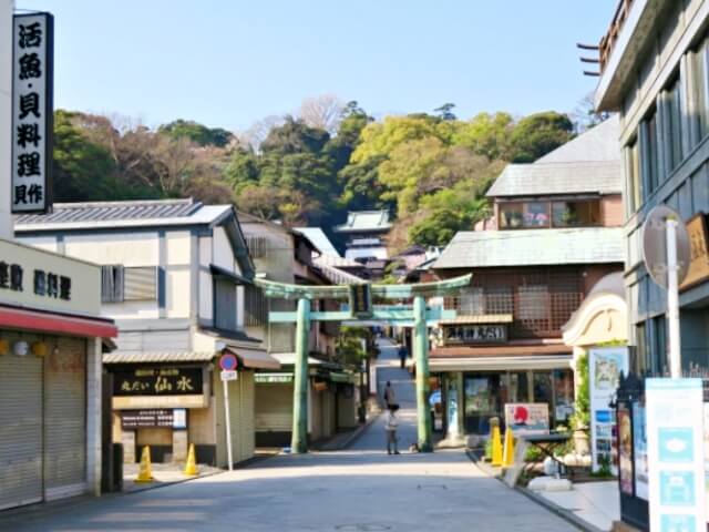 江島神社の鳥居と商店街の様子