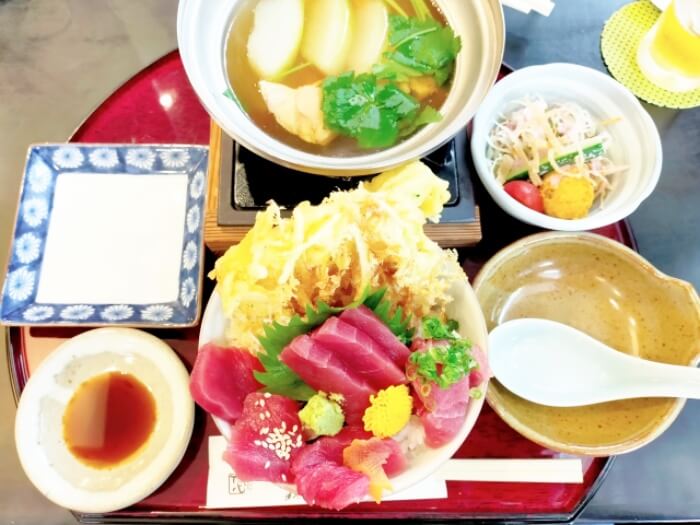 三崎港のマグロ定食・マグロ天ぷらとマグロ刺身