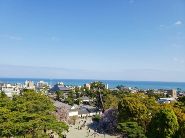天守閣の最上階から見る小田原の町と相模湾