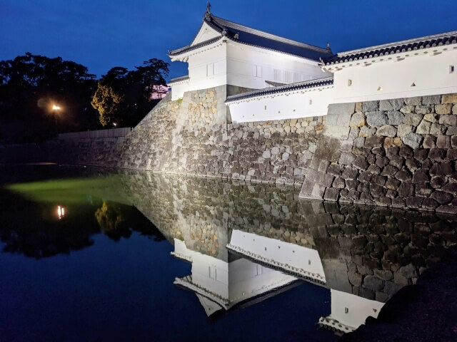 夜の小田原城銅門