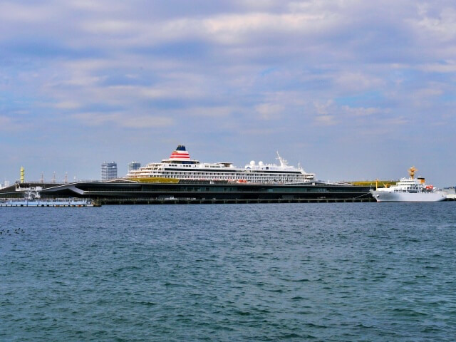 横浜の海と客船