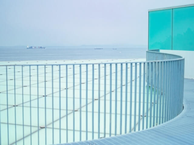横須賀美術館・東京湾の水平線と窓デザイン