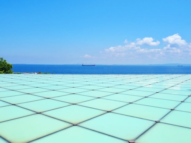 横須賀美術館・屋上から続く床デザインと東京湾の水平線が美しい様子