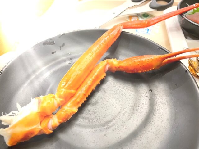 伊東園ホテル「カニ食べ放題」松川館の紅ずわい蟹・実際に食べた1皿目を撮影した画像