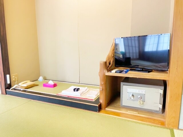 伊東園ホテル松川館の客室・テレビと金庫・床の間風スペースを撮影した画像