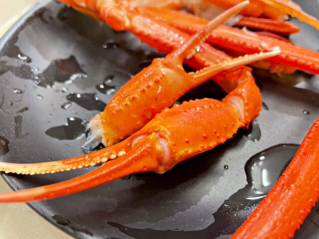 伊東園ホテル「カニ食べ放題」松川館の紅ずわい蟹・実際に食べた1皿目を撮影した画像