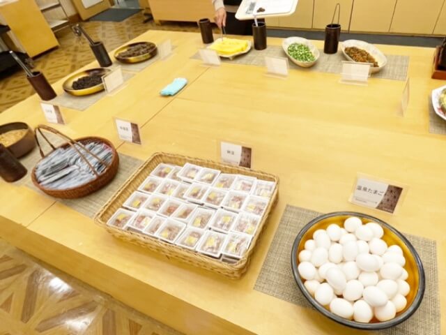 朝食バイキング「和食コーナー」の海苔・温泉卵・納豆を撮影した画像