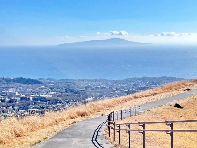 大室山「お鉢めぐり」スタート地点の遊歩道を撮影した画像